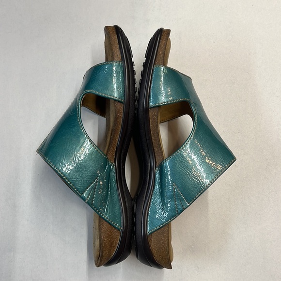 SOFTSPOTS Women's •Caileen• Slide Sandal - Green Patent  7W - Picture 6 of 7